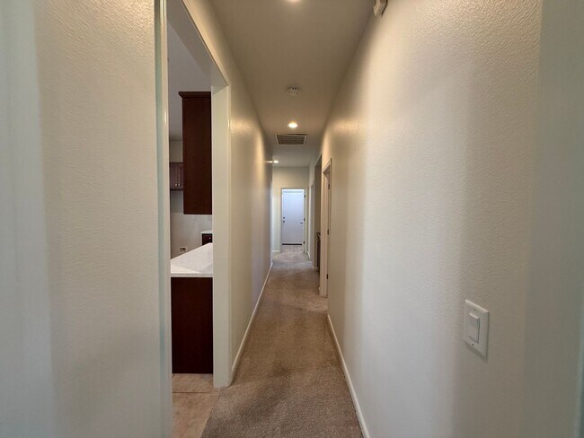 Building Photo - 3 bedroom single story in Manteca!