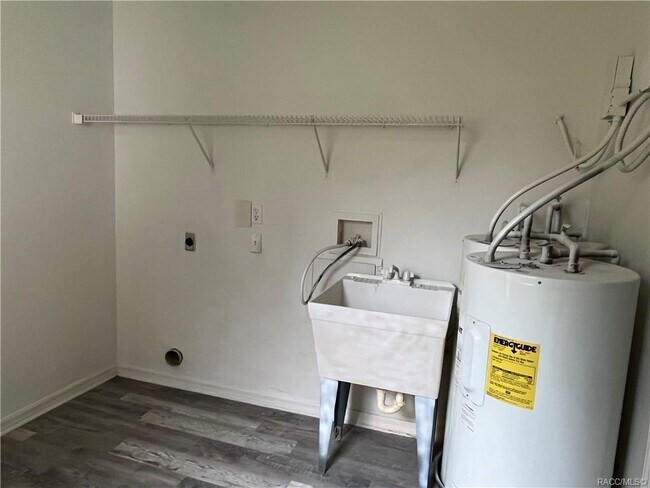 Building Photo - 558 E Jenkins Ct