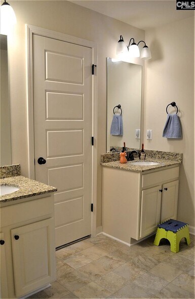 Building Photo - 304 White Oleander Dr