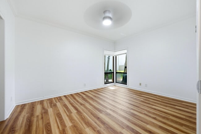 Building Photo - 101 Waterview Dr