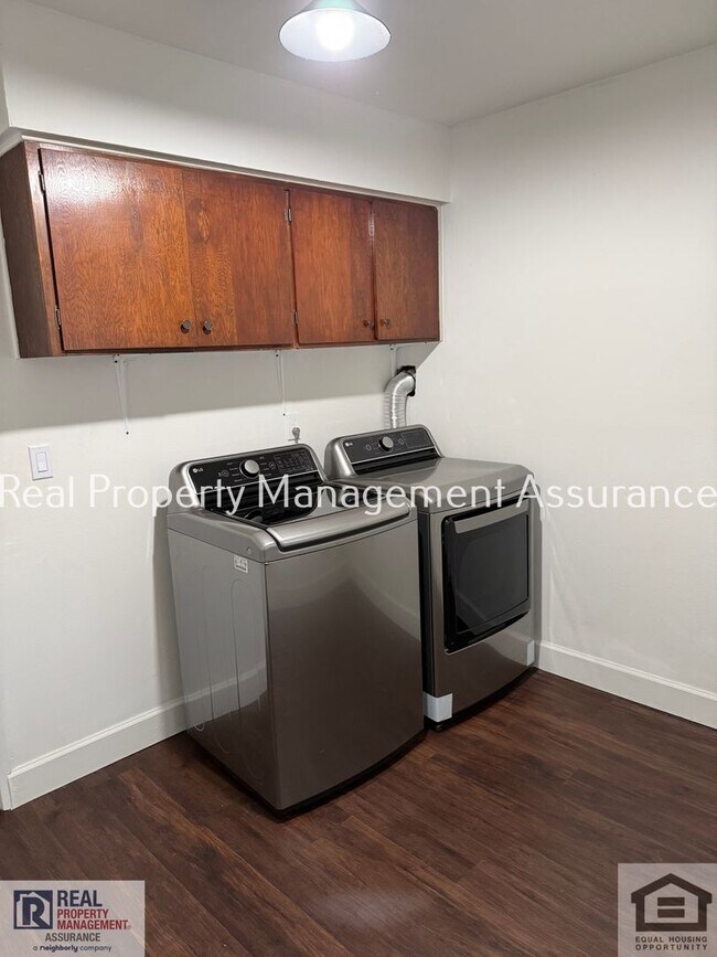 Building Photo - 324 SW Frenwood Way