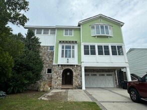 Building Photo - Immaculate 4 bedroom 3.5 bath Home at North End