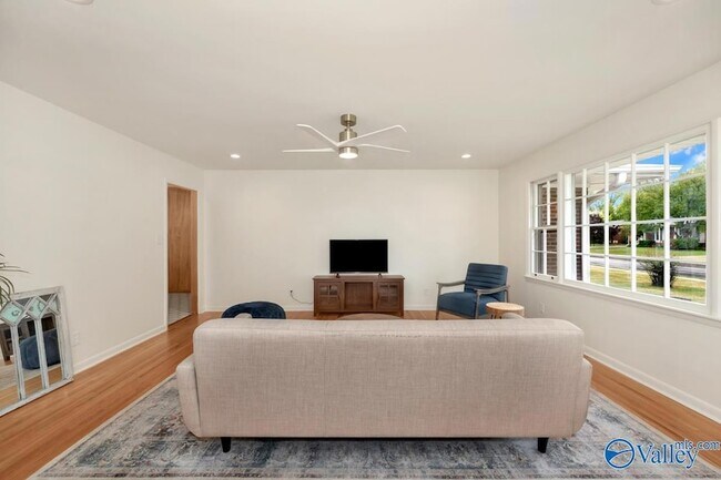 Building Photo - 1610 Chapman Ave NE