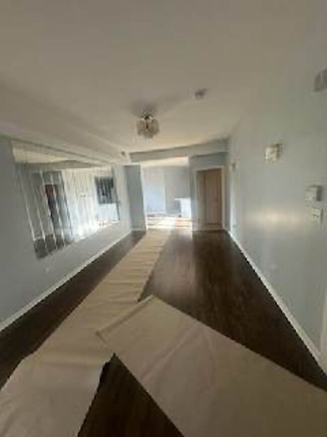 Building Photo - Large 3 bedroom 2 bathroom Condo with Cent...