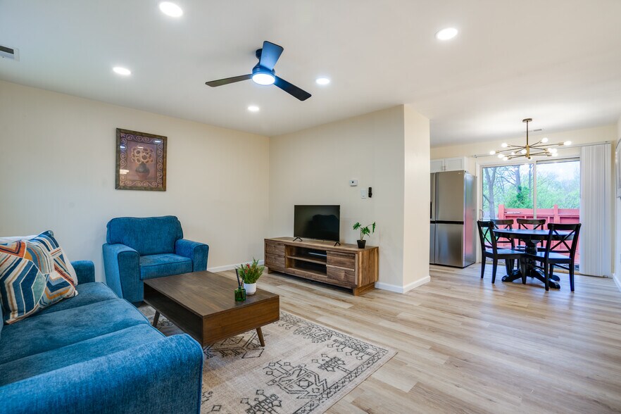 Building Photo - 14220 Fallbrook Ln