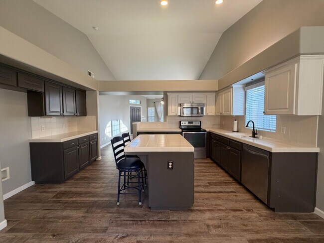Building Photo - 2785 E Shea Dr
