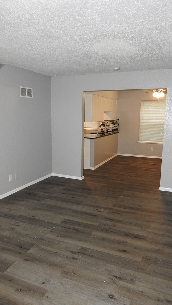 Building Photo - 3bed-2 full bath townhome for rent in Nort...