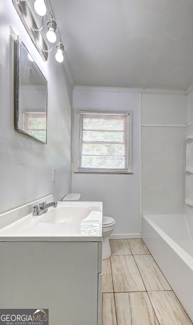 Building Photo - 2006 Pine Hill Dr