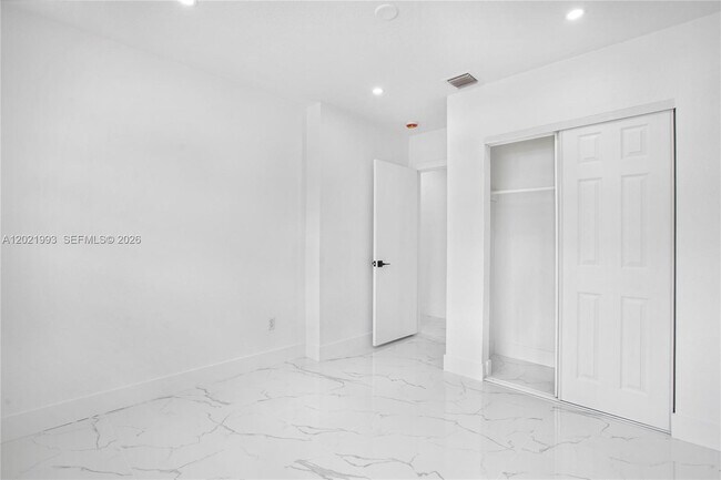 Building Photo - 630 W 72nd Pl