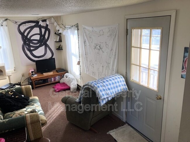 Building Photo - 3 bedroom 1 bathroom on Water street and n...
