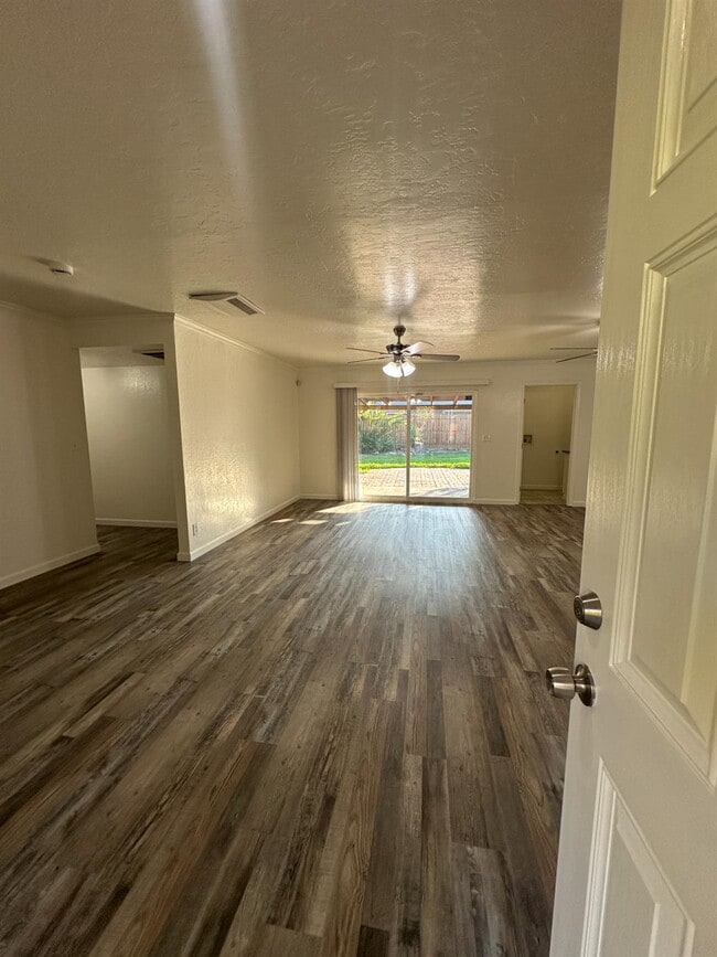 Building Photo - 440 N Homsy Ave