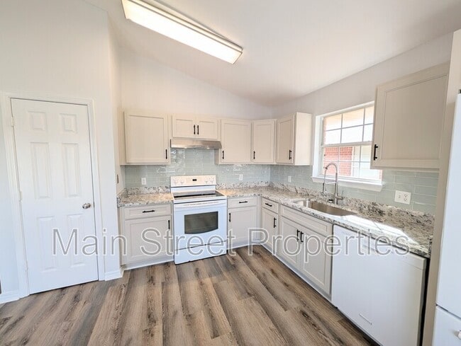 Building Photo - 28 Easton St