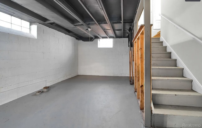 Building Photo - 8550 Outer Dr W