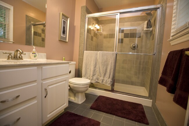 Master bath with double headed tile shower - 4800 Wilconna Road