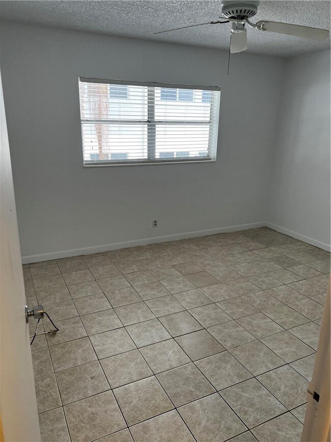 Building Photo - 701 Pine Dr