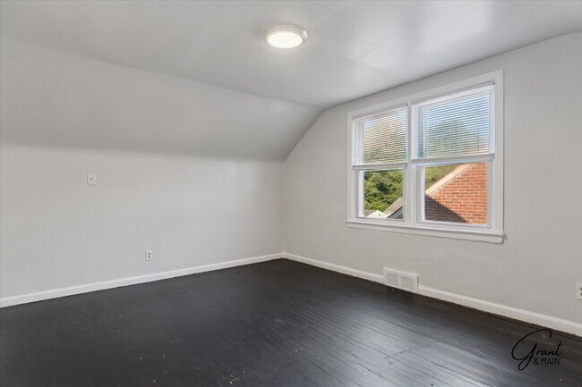Building Photo - 3 bedroom bungalow - $1,200