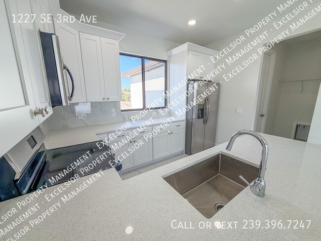 Building Photo - 1227 SE 3rd Ave