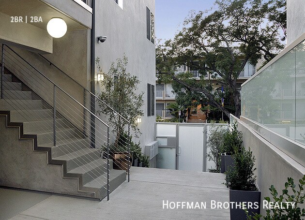 Building Photo - 1418 N Poinsettia Pl