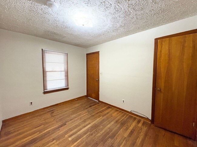 Building Photo - Attached Garage 3 Bed 2 Bath