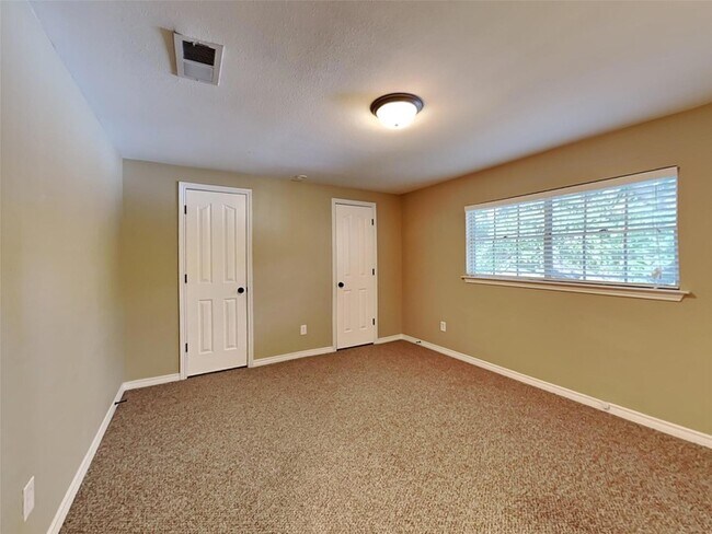 Building Photo - 2202 Briarwood Blvd