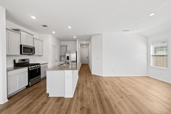 Building Photo - 215 Silver Springs Bend