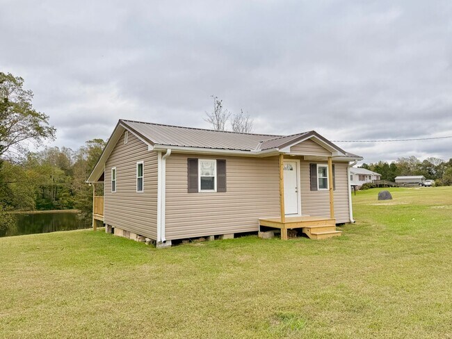 Building Photo - Renovated 1 Bedroom/1 Bathroom Home with C...