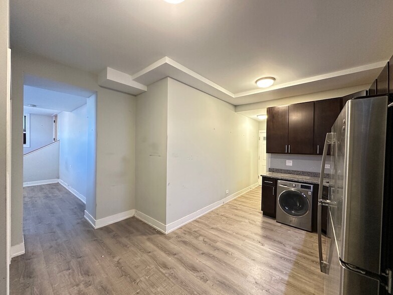 Building Photo - 712 W Brompton Ave