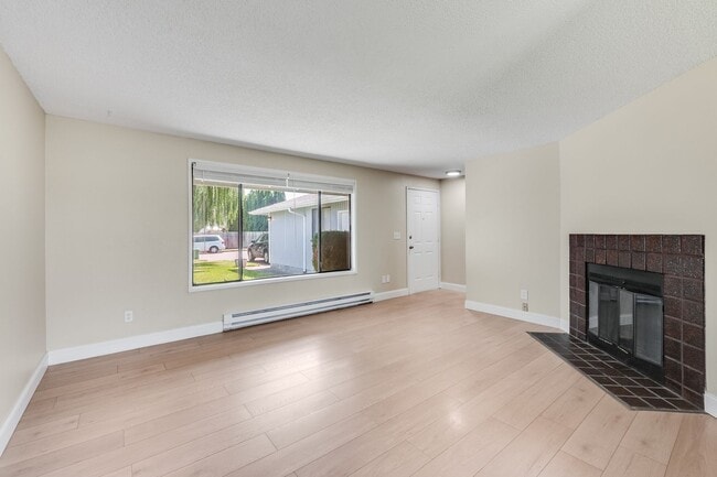 Building Photo - Newly Remodeled 3 Bed, 2 Bath Duplex Rental Unit in Troutdale!