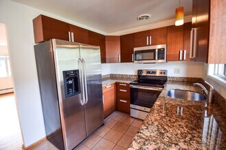 Building Photo - Amazing West Hills Condo! W/S/G + Heat inc...