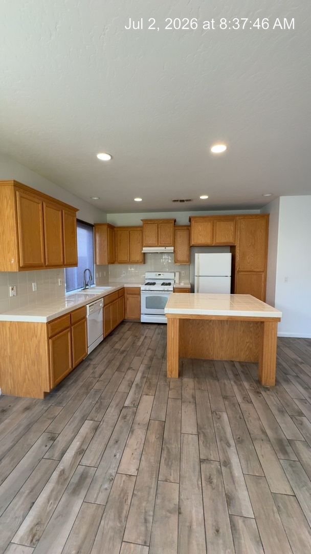Building Photo - Beautiful Home Now Available! 3 Bedroom!