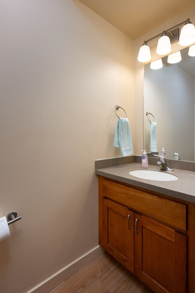 Building Photo - 228 S Cottonwood, Unit #110