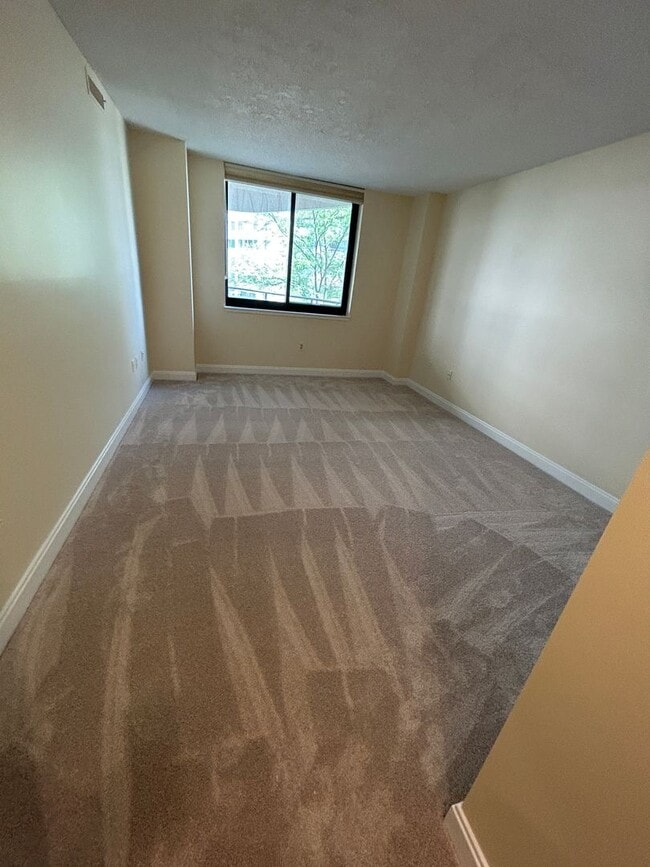 Building Photo - Nice One Bed + One Bath in Luxury Secure Doorman Bldg