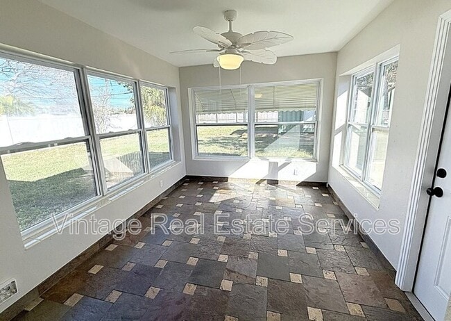 Building Photo - 105 N Aurora Ave