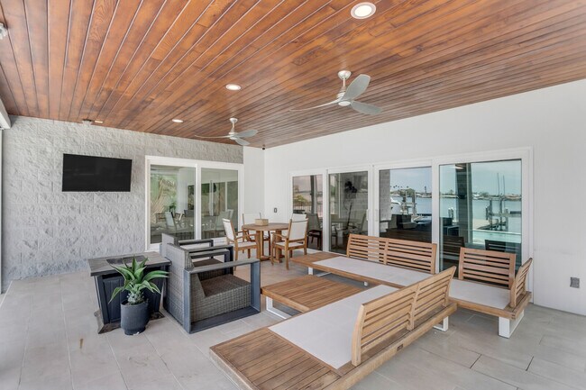 Building Photo - 905 Bay Point Dr