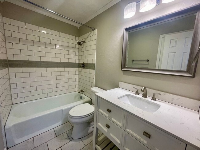 Building Photo - Townhome with Pool!