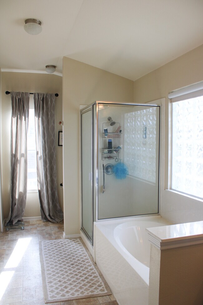 Master bathroom - 1607 Kemah Dr