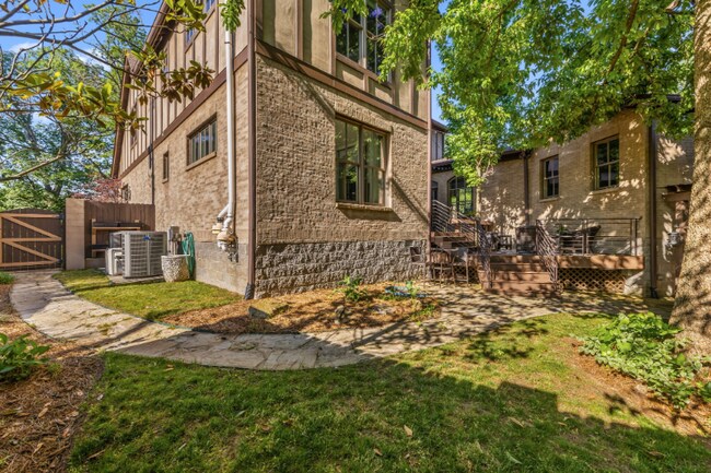 Building Photo - 1127 Glendale Ln