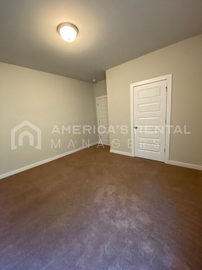 Building Photo - 10953 Woodland Dr