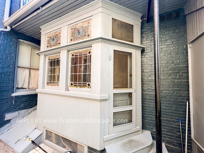 Primary Photo - 132 College Ave