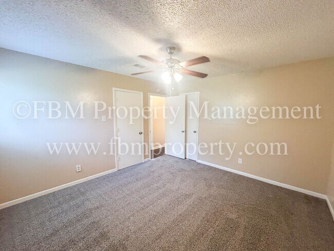 Building Photo - 608-B Walter Stephenson - Downstairs 2 Bed...