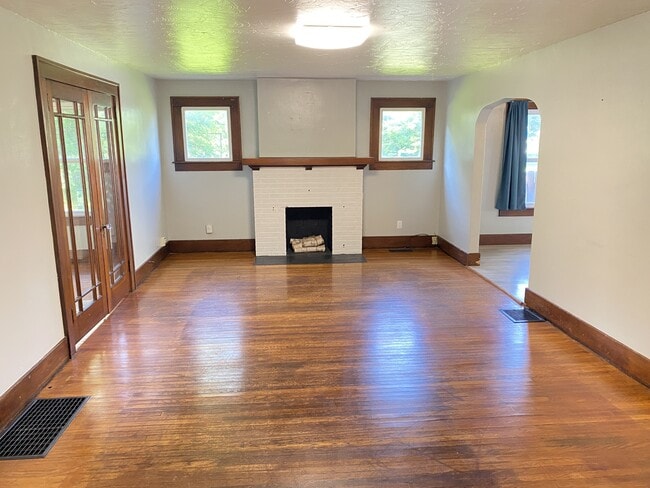 Primary Photo - 317 N Madriver St