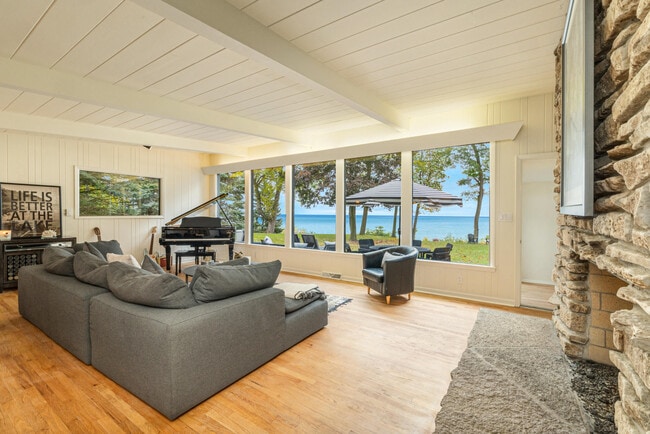 Building Photo - 10046 Sheridan Dr