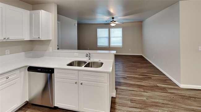 Building Photo - *MOVE IN SPECIAL: 1st Full months RENT FRE...