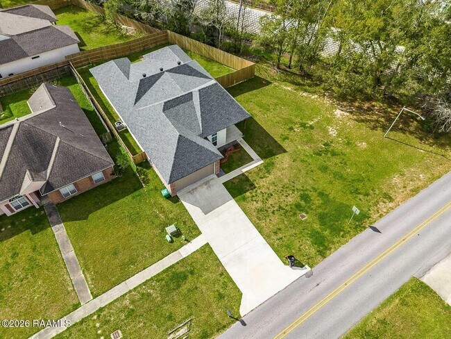 Building Photo - 406 E Martial Ave