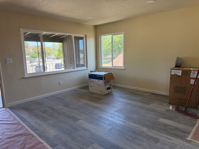 Building Photo - DOWNTOWN APARTMENT REDONE TO THE 10'S!!!