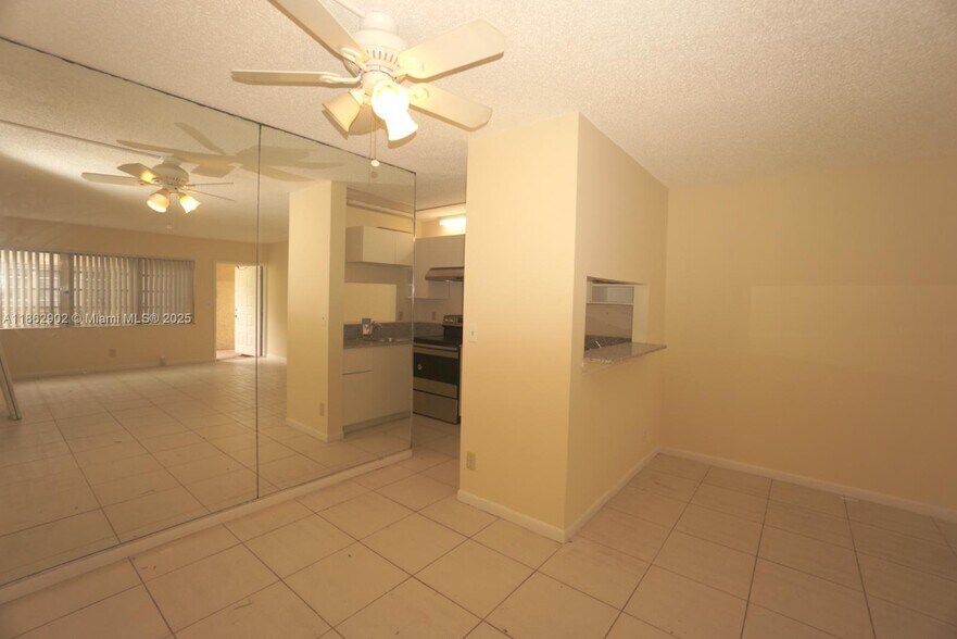 Building Photo - 820 Twin Lakes Dr
