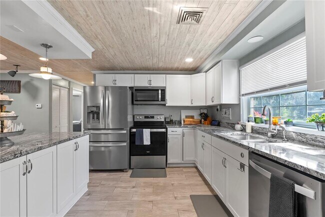 Building Photo - 830 CR 457