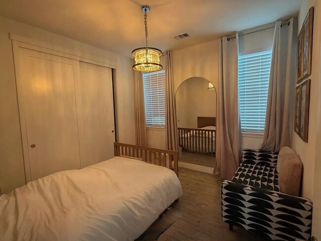 Building Photo - Luxury 4BR Home w/ Dual Side Yards, Putting Green & Master Suite