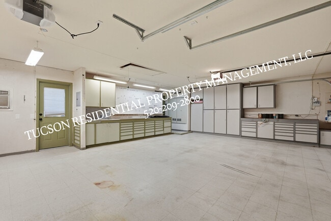 Building Photo - 10845 N Eagle Eye Pl