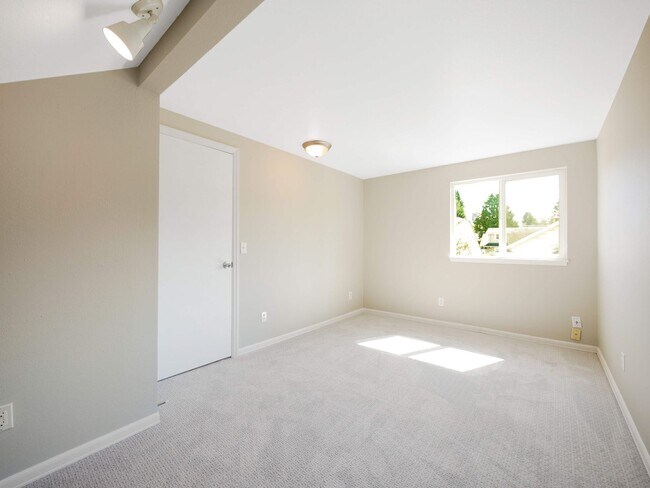Building Photo - 2 Bed 1.5Bath Single-family House Availabl...